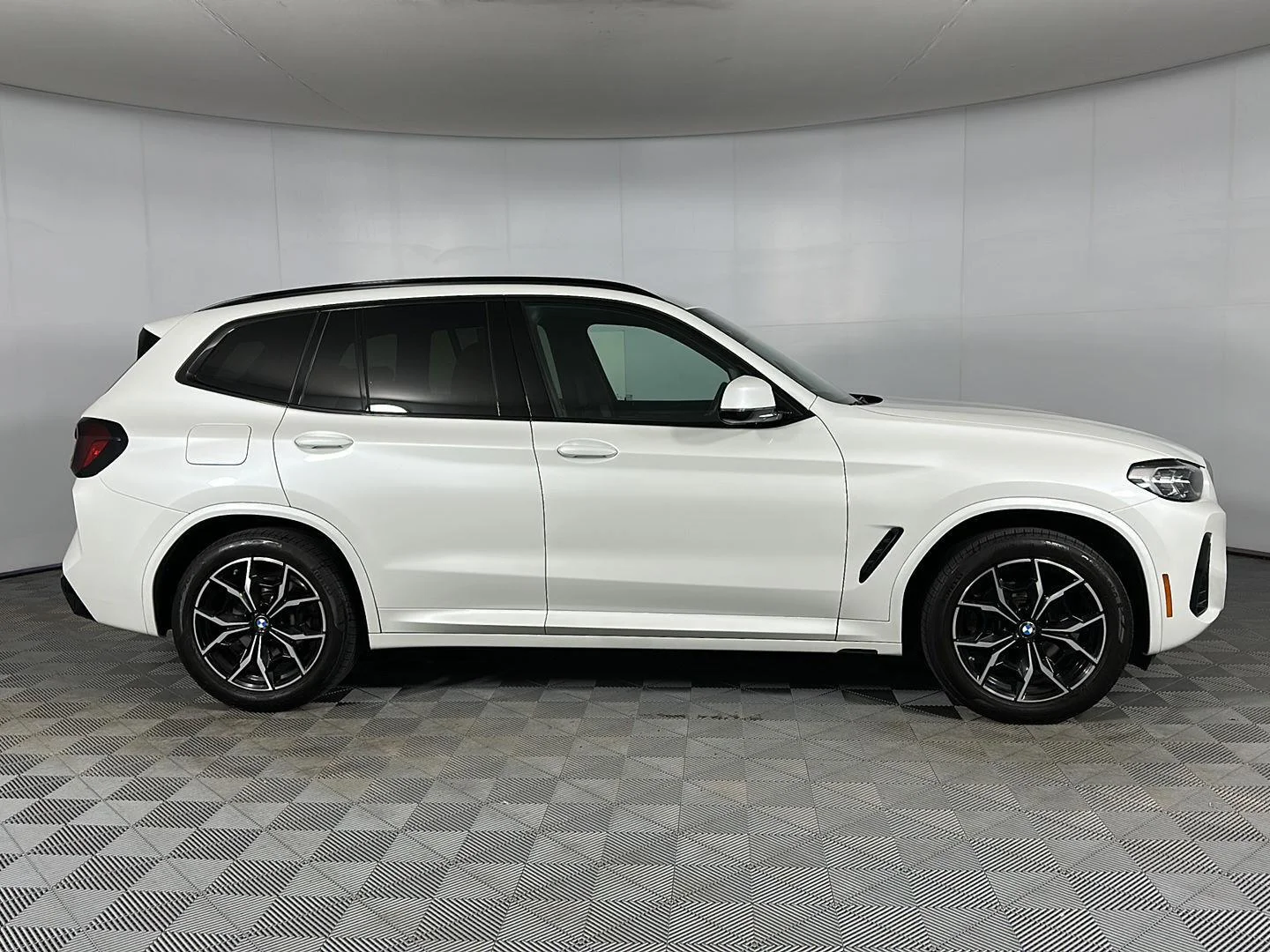 Used 2024 Mineral White Metallic BMW xDrive30i image 28