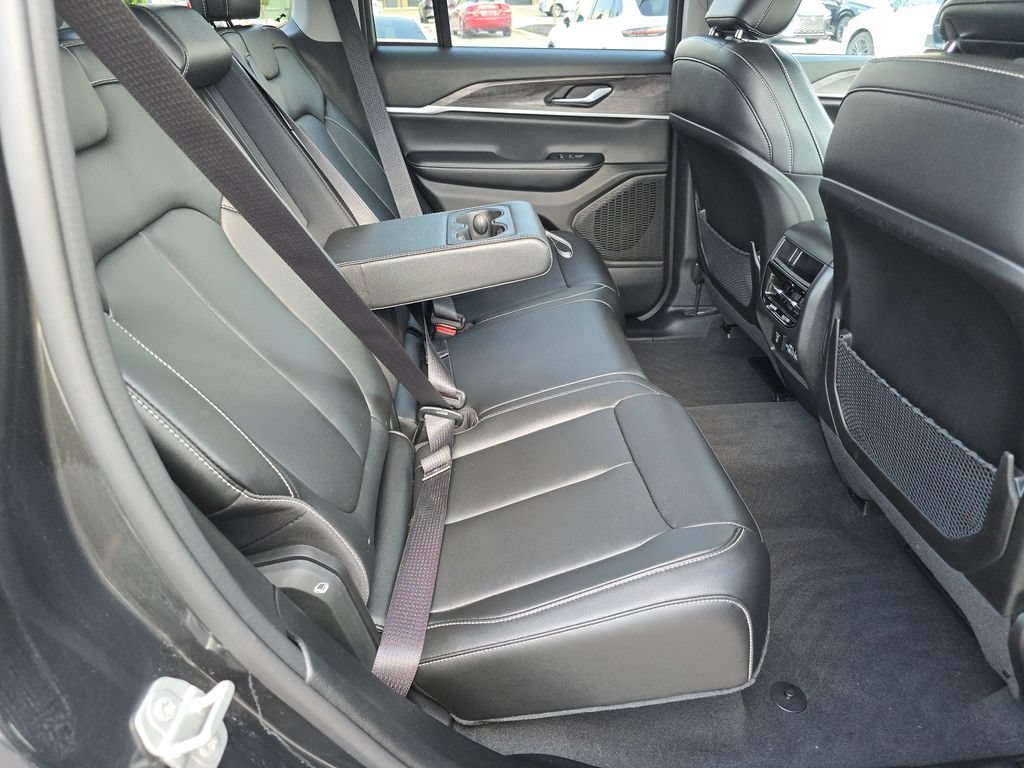 Used 2024 Rocky Mountain Pearlcoat Jeep Limited image 28