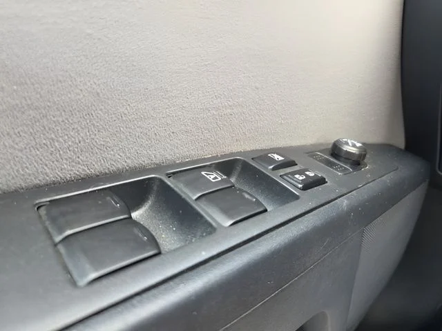 Used 2010 Silver Nissan 2.0 SR image 16