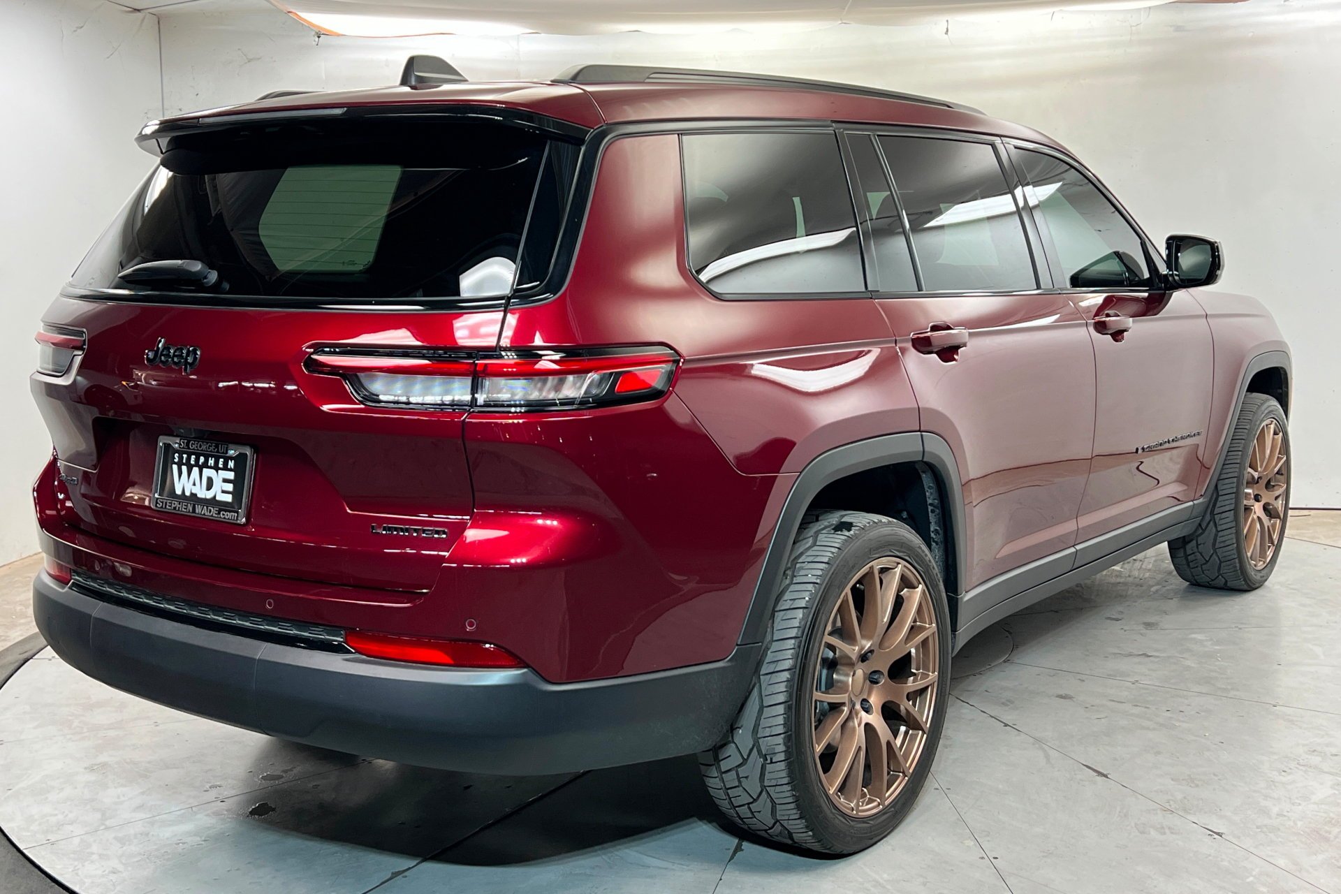 Used 2025 Velvet Red Pearlcoat Jeep Limited image 6