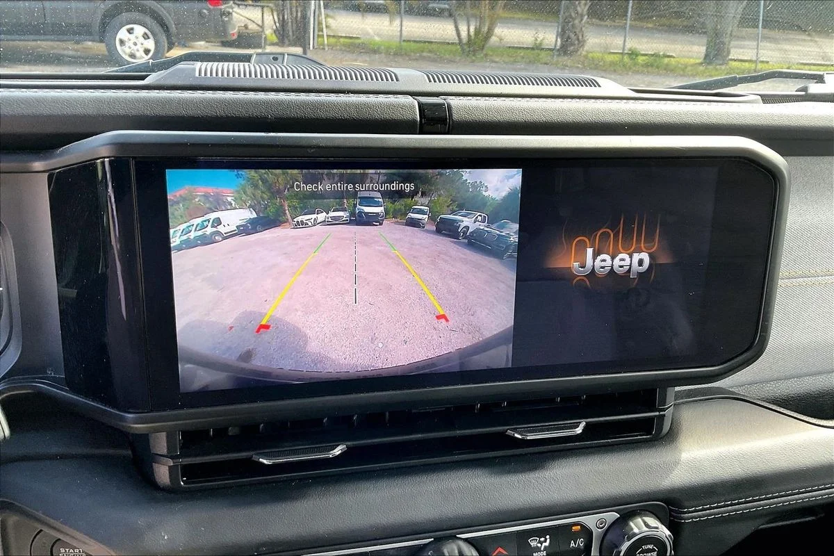 Used 2025  Jeep Sahara 4xe image 14