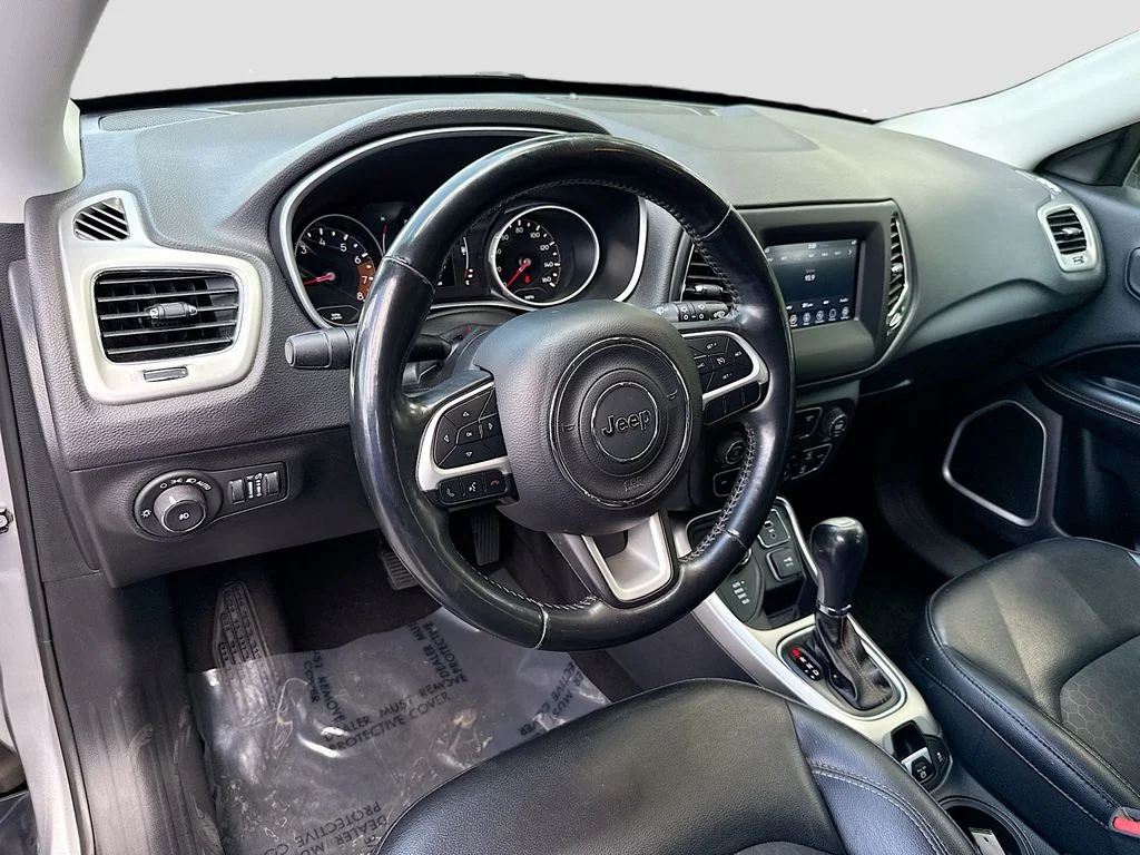 Used 2019 Billet Silver Metallic Clearcoat Jeep Latitude image 9