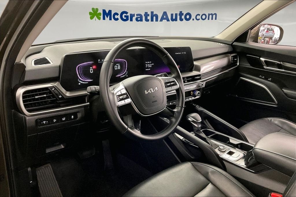 Used 2025 Green Kia S image 17
