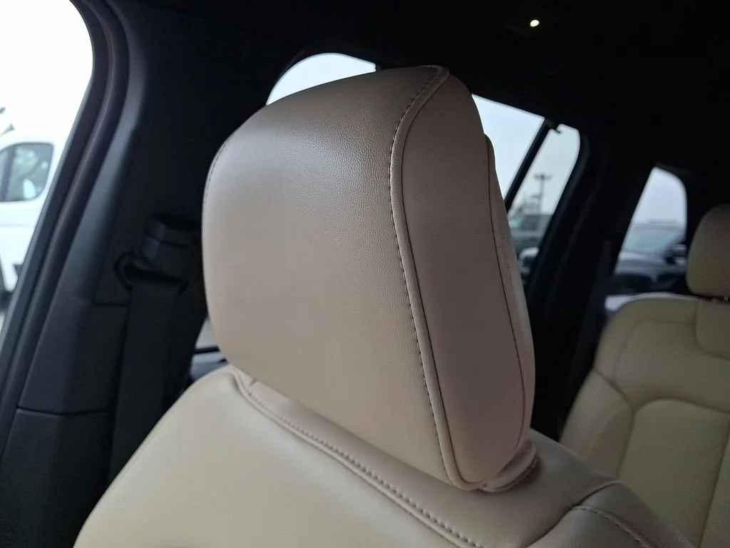 Used 2023 Diamond Black Crystal Pearlcoat Jeep Limited image 18