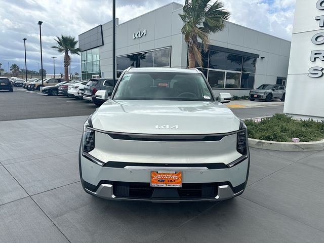 New 2026 Ivory Silver Kia Wind AWD image 32