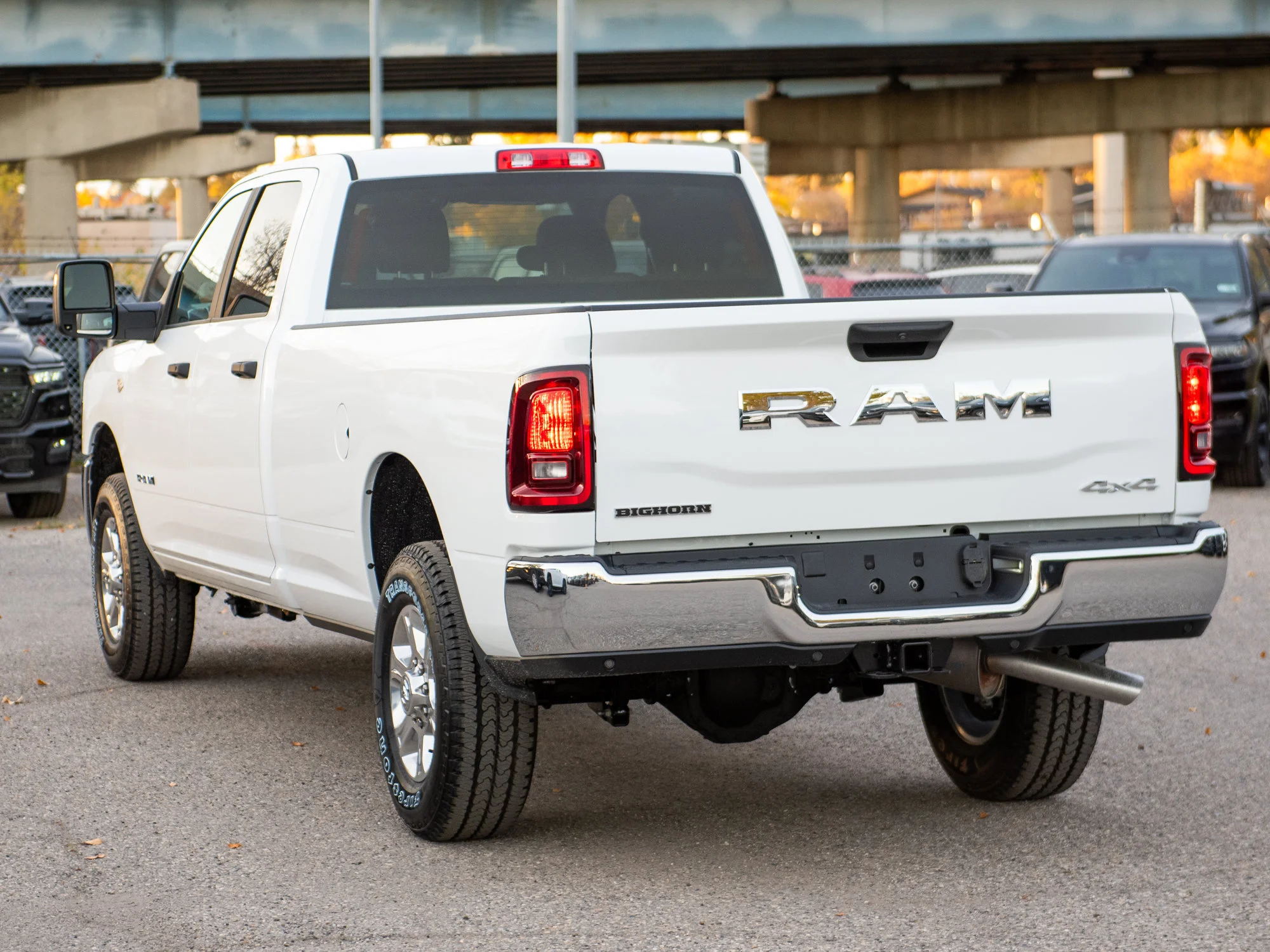 New 2027 White RAM Big Horn* Crew Cab 4x4, 8