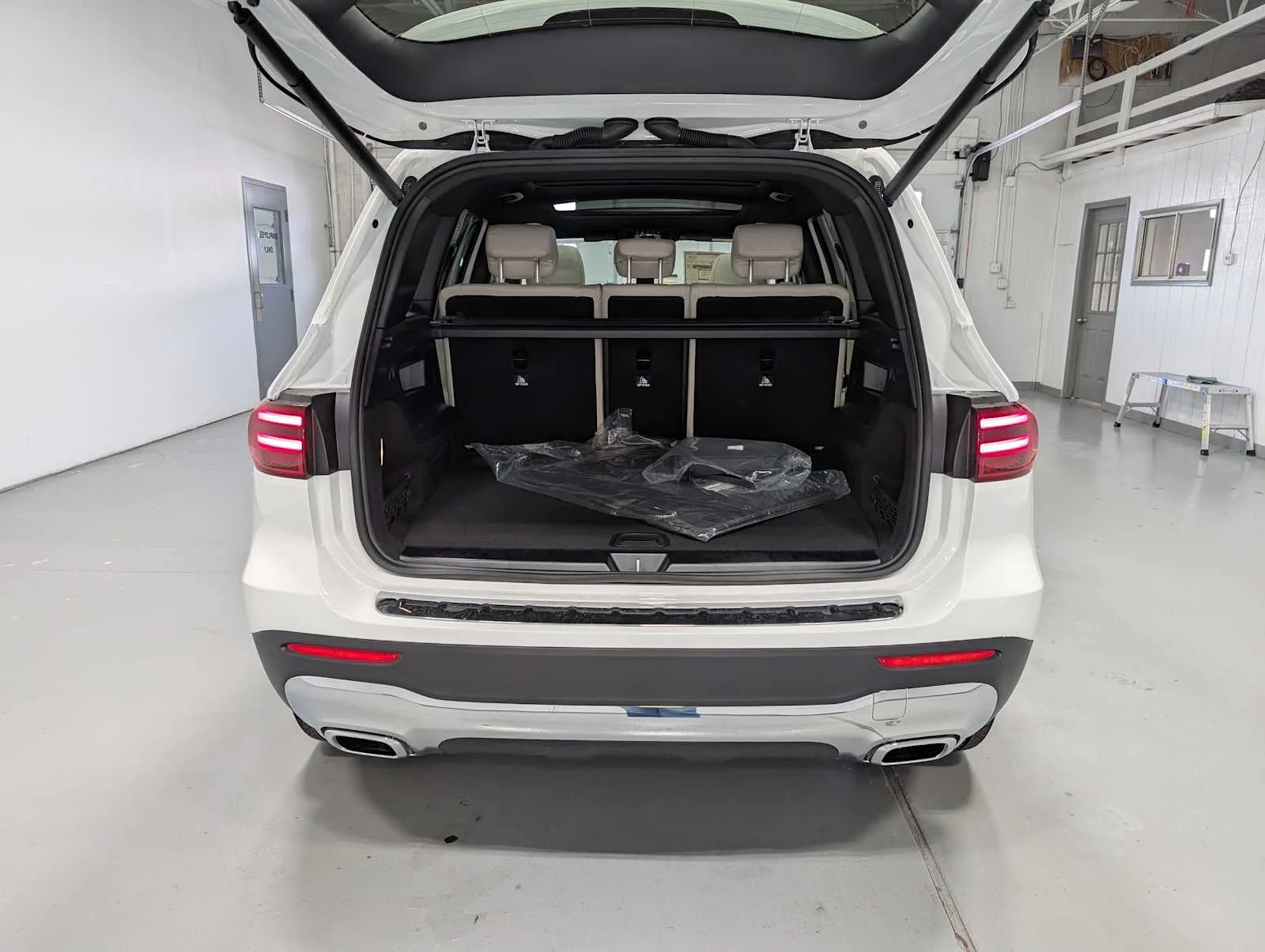 Used 2026 Polar White Mercedes-Benz GLB 250 image 22