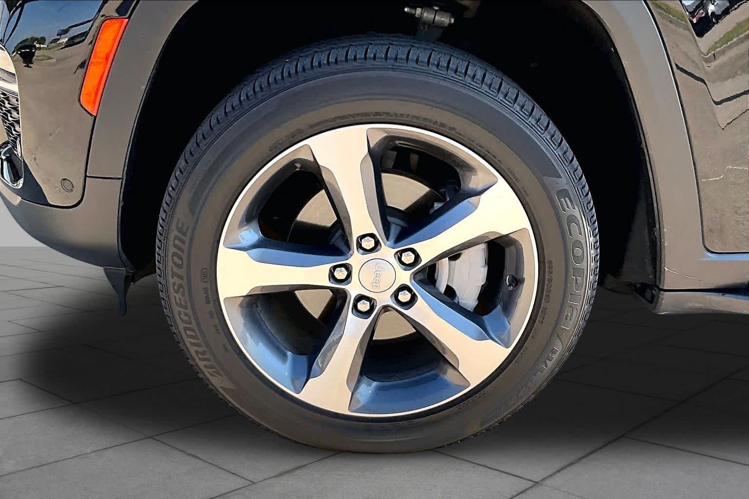 Used 2025 Diamond Black Crystal Pearlcoat Jeep Limited image 12