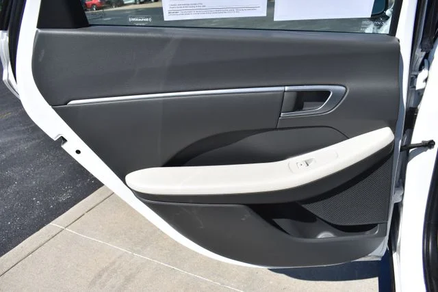Used 2024 White Hyundai SEL image 12