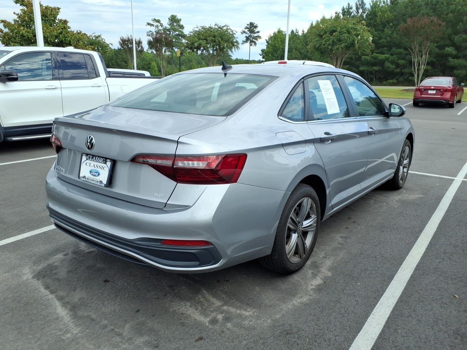 Used 2023 Pyrite Silver Metallic Volkswagen SE image 7