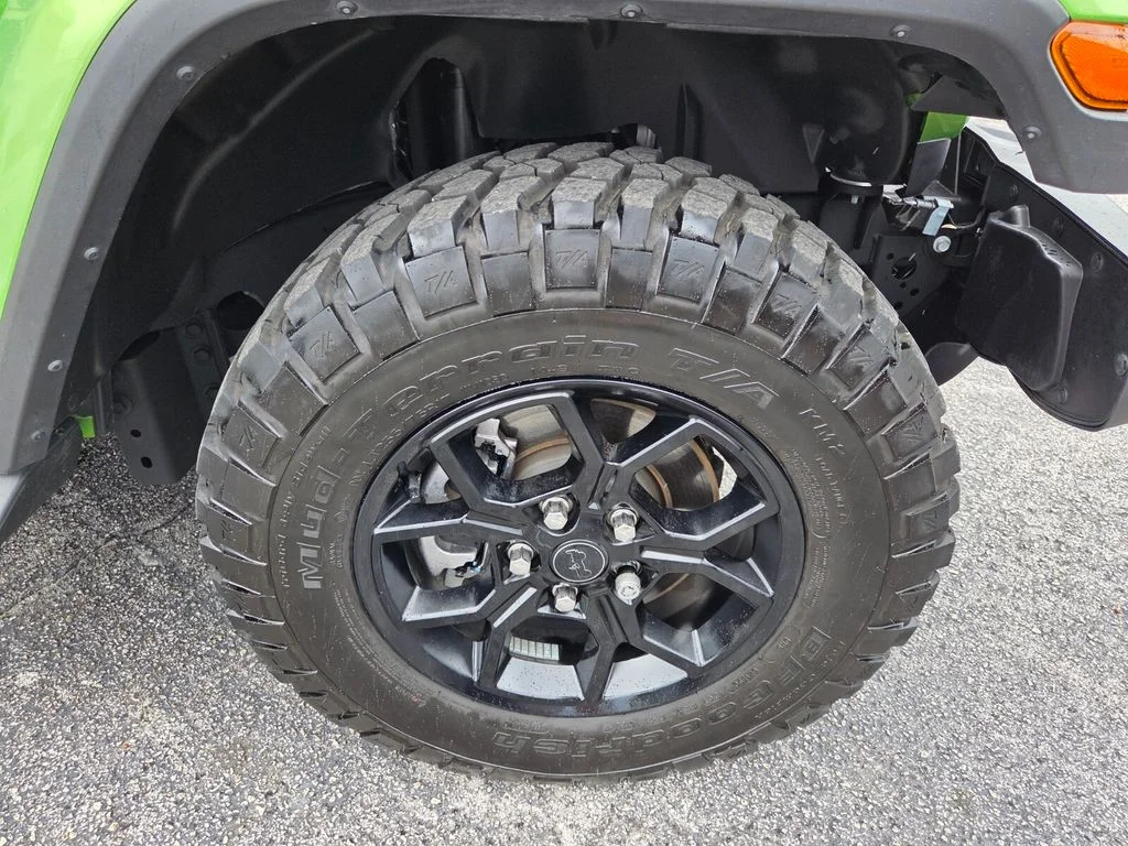 Certified Used 2025 Green Jeep High Tide image 21