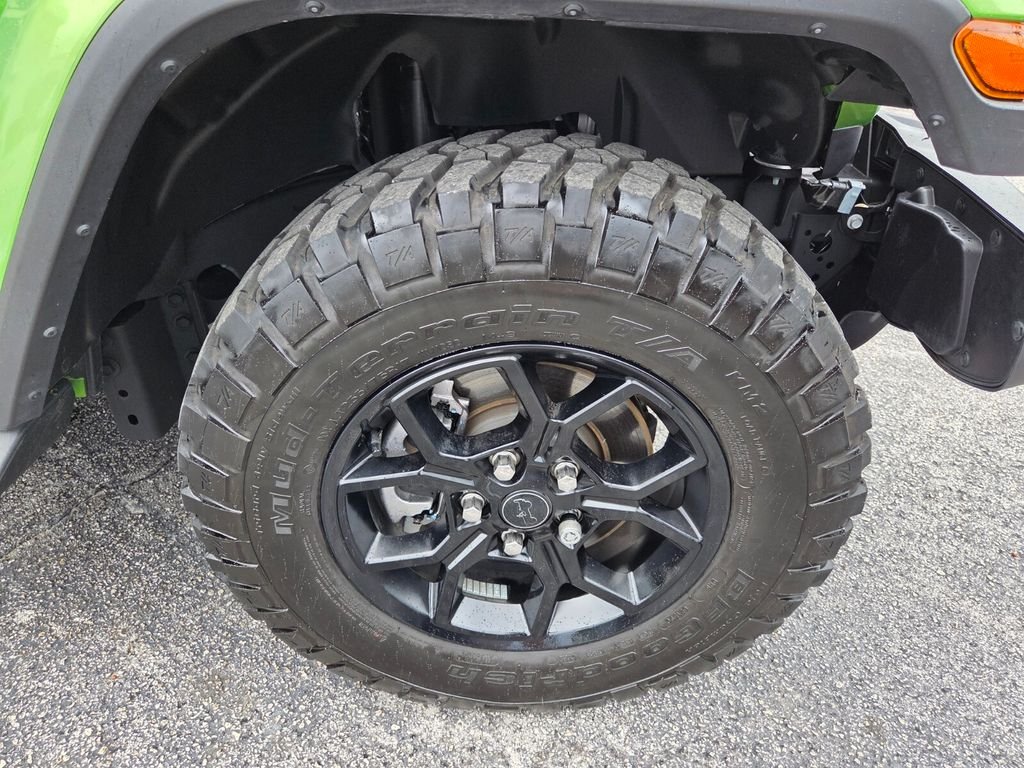 Certified Used 2025 Green Jeep High Tide image 21