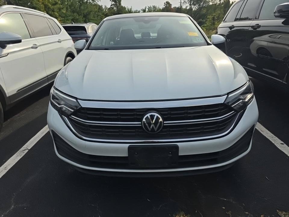 Used 2023 White Volkswagen 1.5T SE image 9