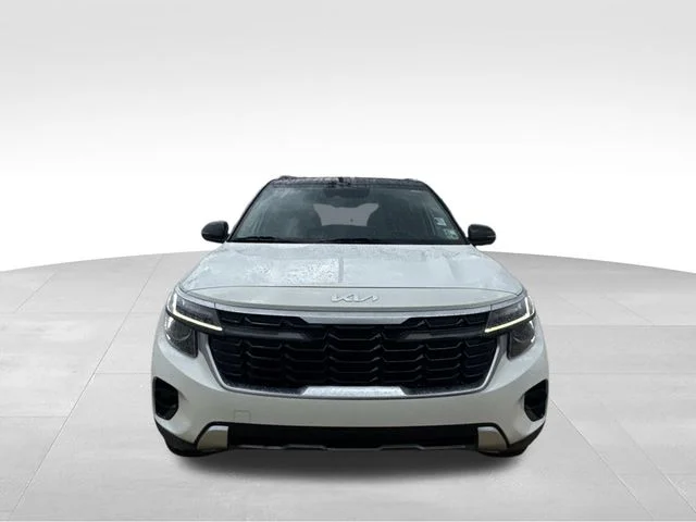 Used 2025 White Kia S image 4