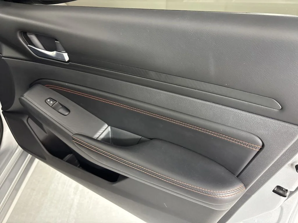 Used 2021 Silver Nissan 2.5 SR image 14
