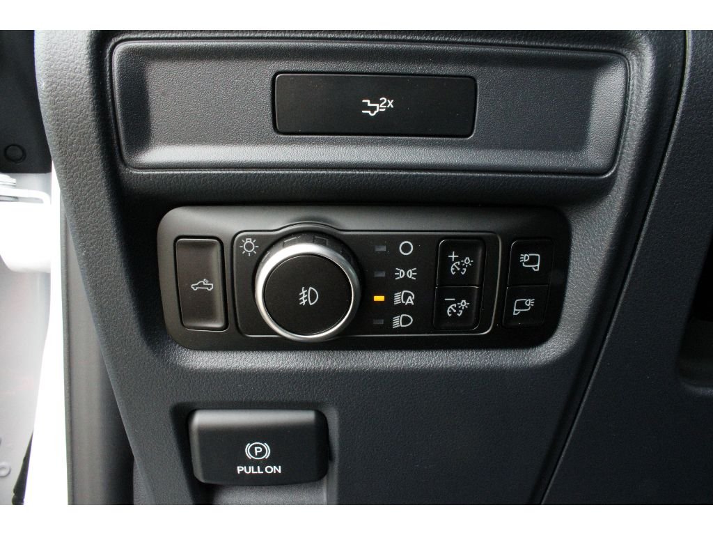 New 2026 Oxford White Ford XLT image 4