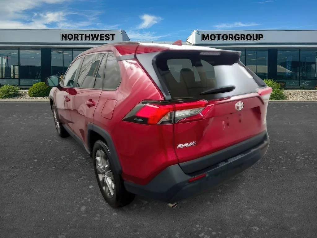 Used 2024 Ruby Flare Pearl Toyota XLE Premium image 3