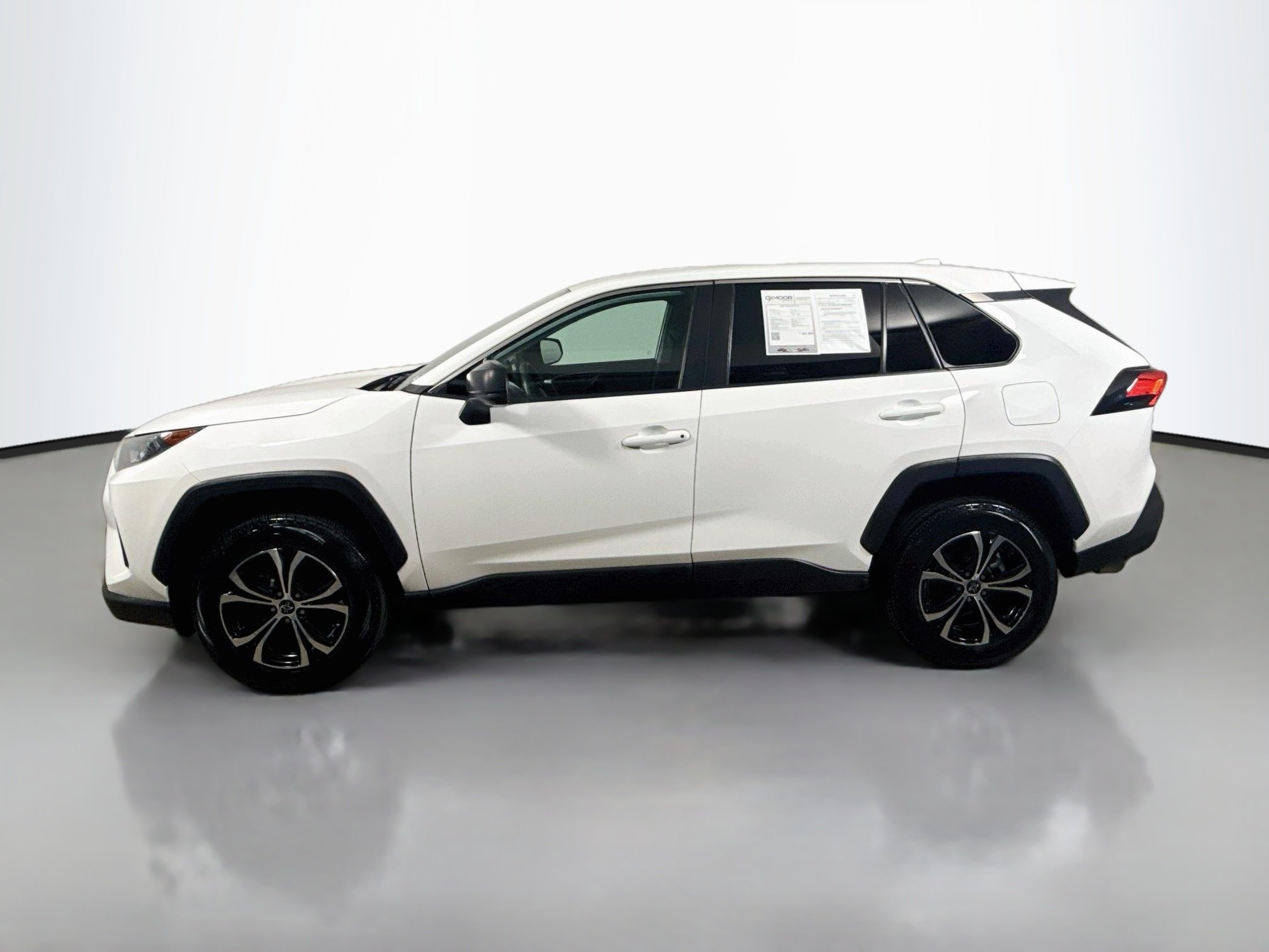 Used 2022 White Toyota LE image 4