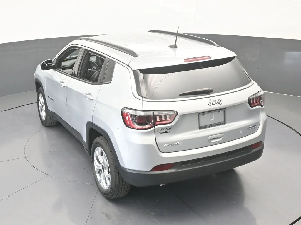 Used 2025 Silver Zynith Metallic Clearcoat Jeep Latitude image 19