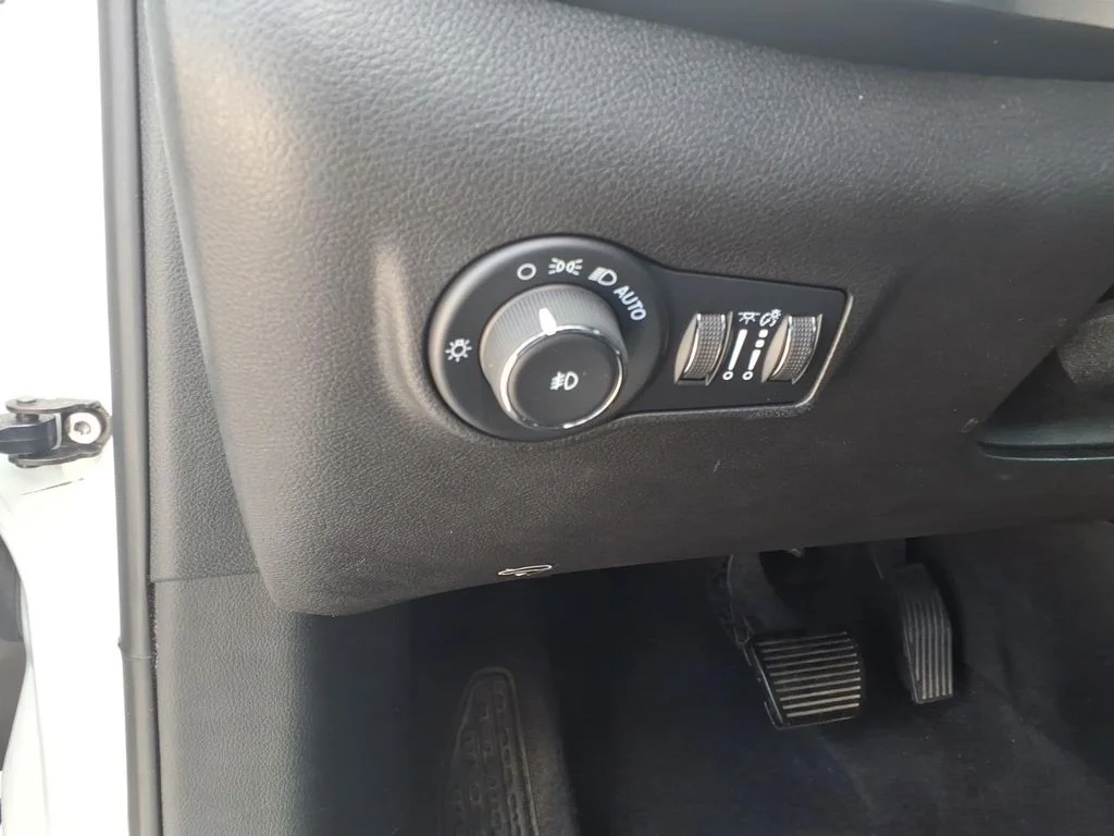 Used 2024 White/off-white Jeep Limited image 18