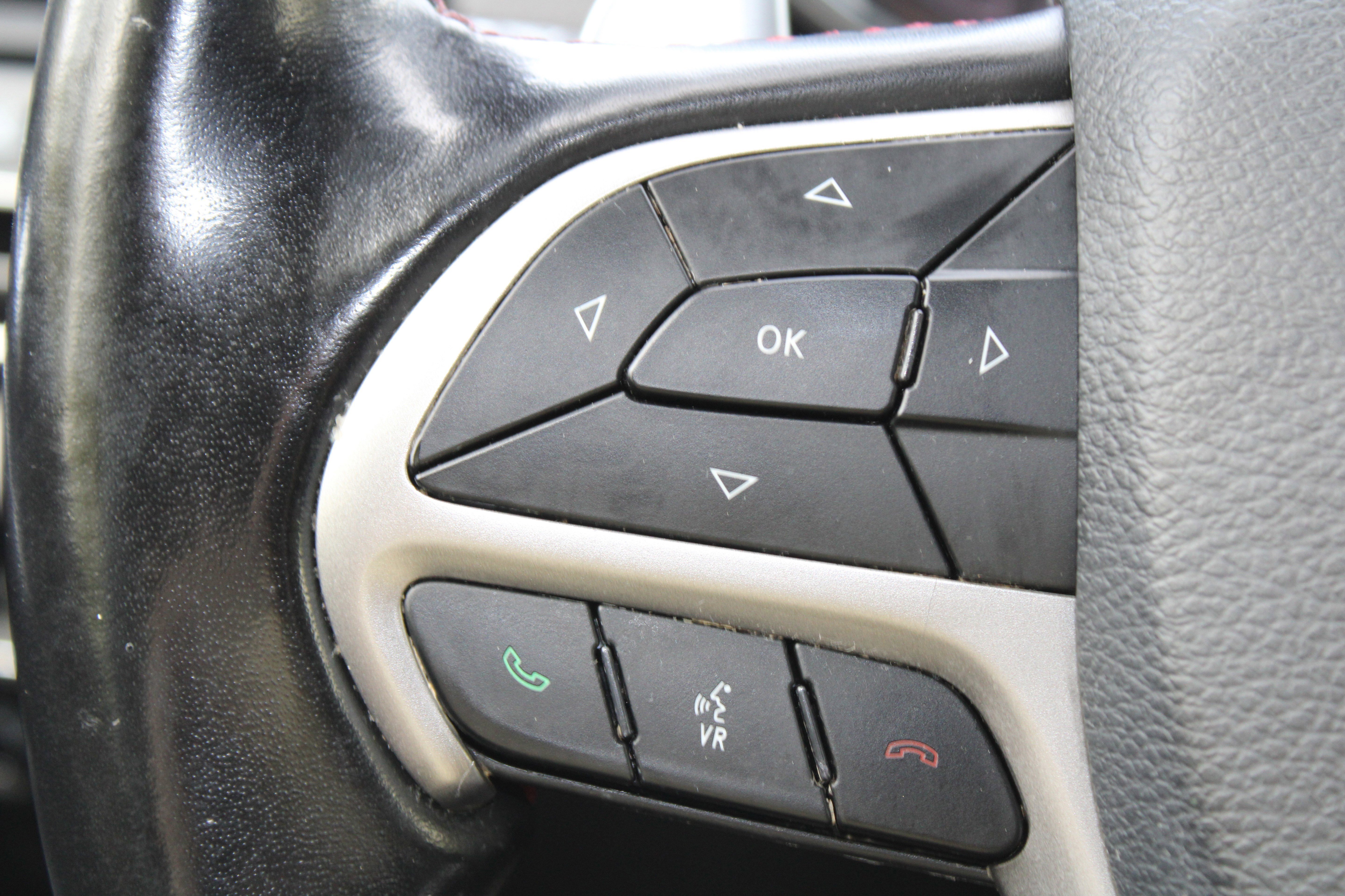 Used 2020 Diamond Black Crystal Pearlcoat Jeep Trailhawk image 41