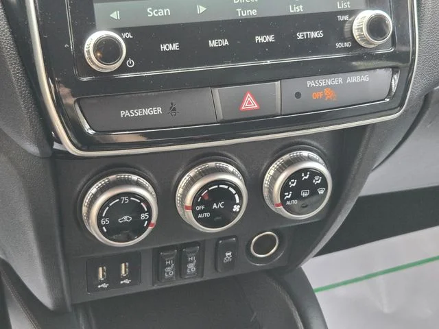 Used 2025 White Mitsubishi  image 27