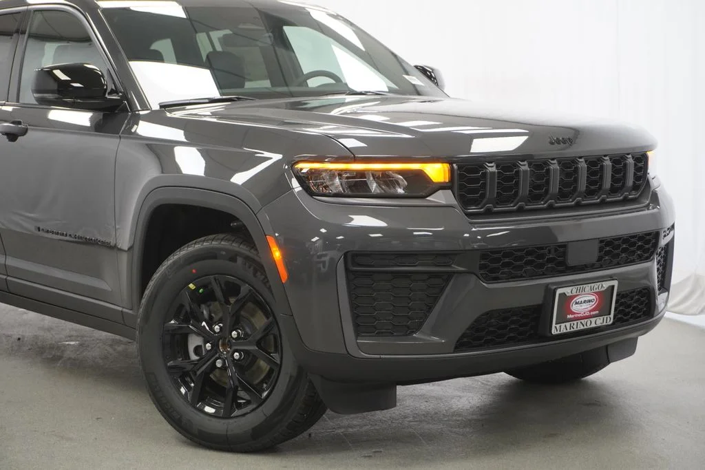 New 2026 Baltic Gray Metallic Clear-Coat Exterior Paint Jeep Altitude image 3