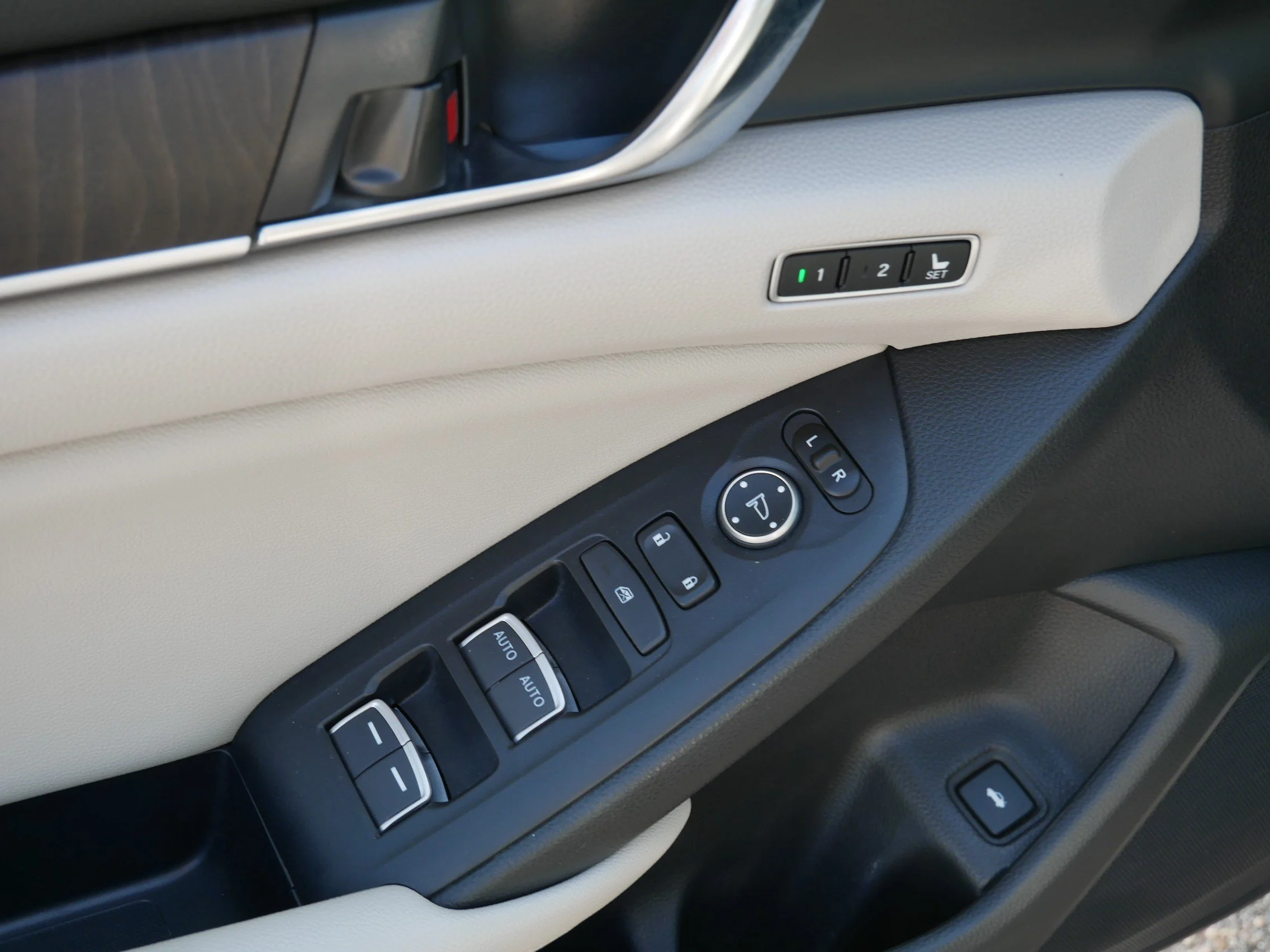 Used 2019 Champagne Frost Pearl Honda EX-L 1.5T image 19