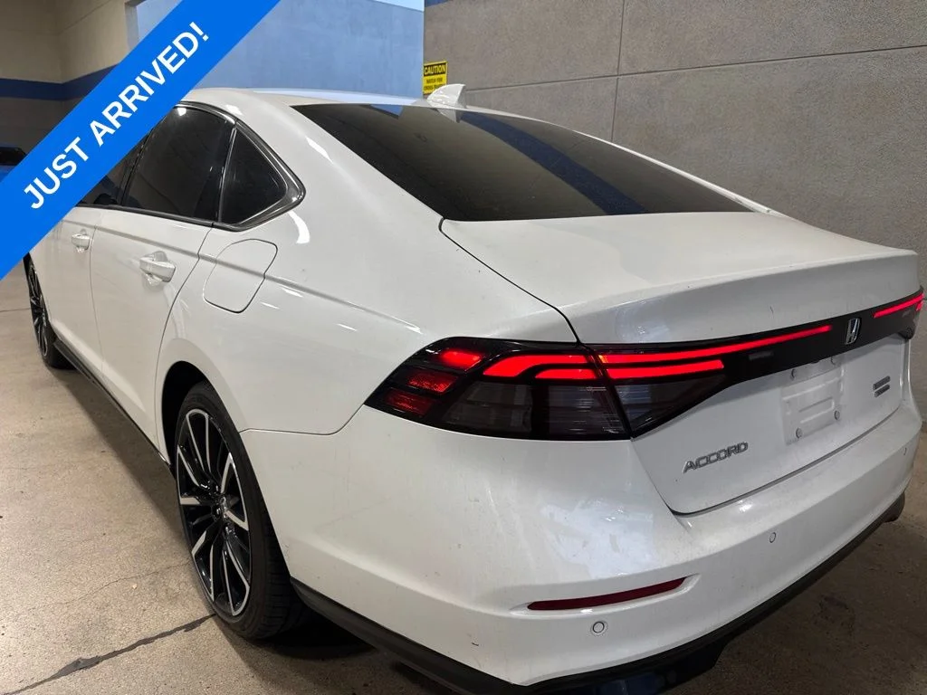 Certified Used 2024 Platinum White Pearl Honda Touring image 4