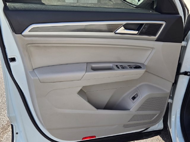 Used 2018 White Volkswagen 3.6L V6 SE image 21