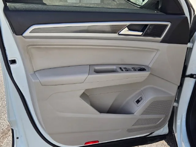 Used 2018 White Volkswagen 3.6L V6 SE image 21