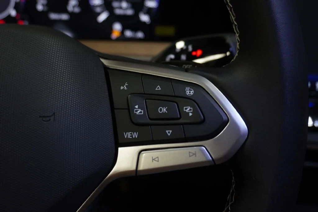 New 2027 Deep Black Volkswagen SE w/Technology image 24