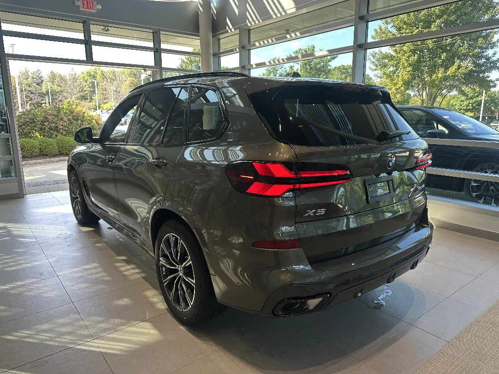 New 2026 Manhattan Green Metallic BMW xDrive40i image 4