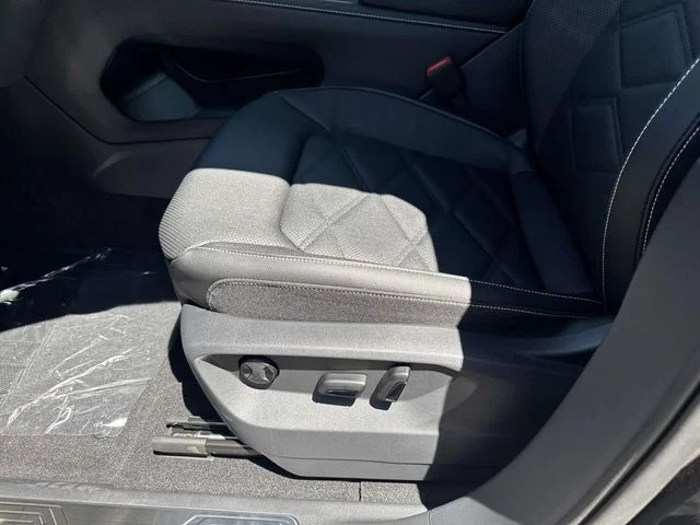 New 2026 Black Volkswagen 2.0T SE w/Technology image 16