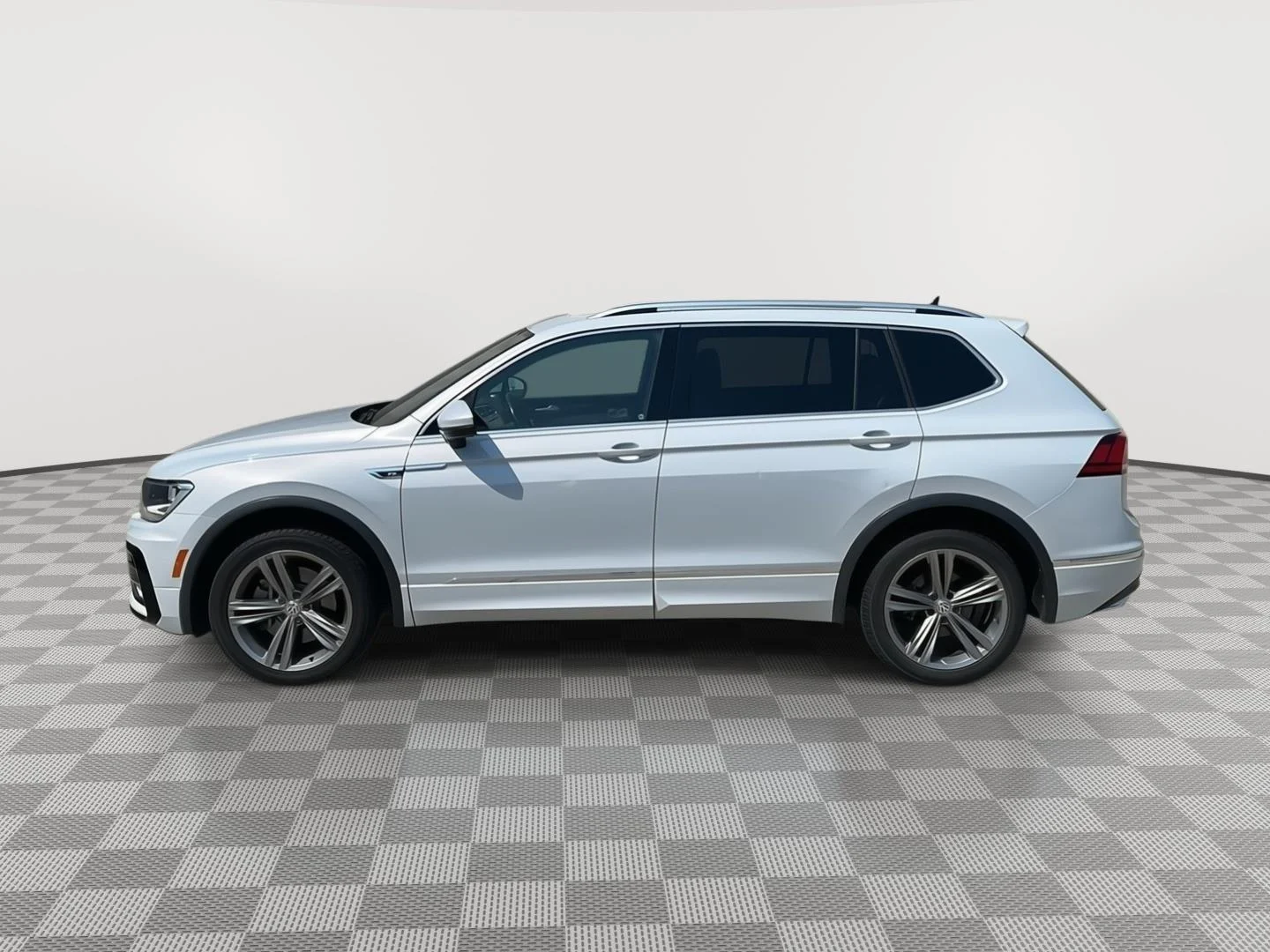Used 2019 White Silver Metallic Volkswagen SEL image 13