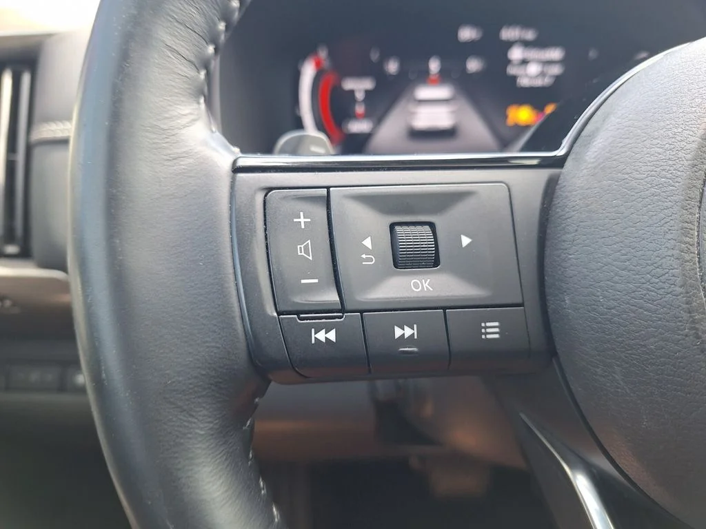 Used 2023 Red Nissan Platinum image 13