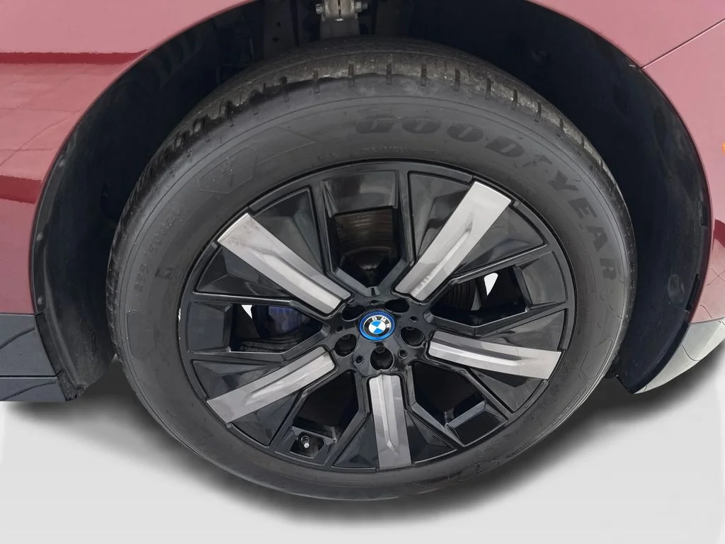 Used 2024 Red BMW xDrive50 image 81