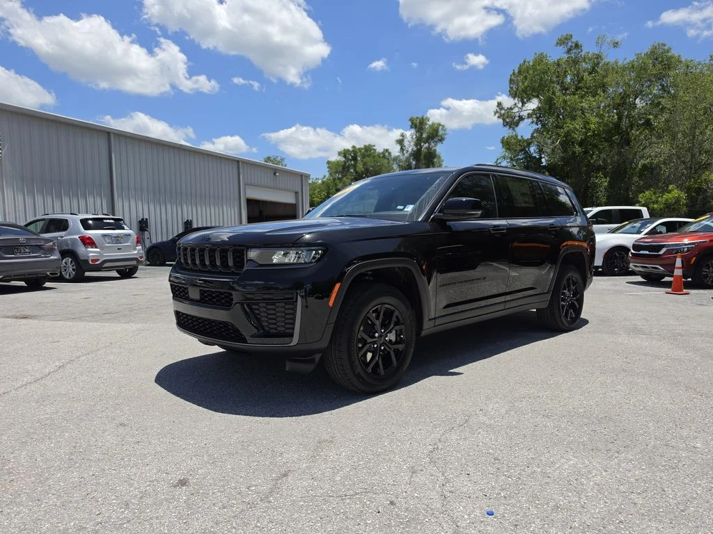 New 2026 Diamond Black Crystal Pearl-Coat Exterior Paint Jeep Altitude image 2