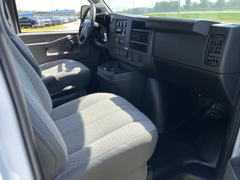 New 2025 Summit White GMC 1WT image 23