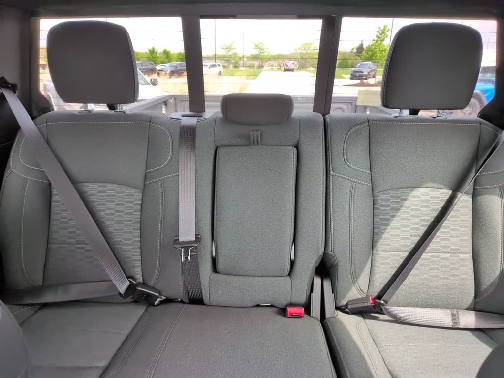 New 2026 Diamond Black Crystal Pearl-Coat Exterior Paint RAM Big Horn image 32