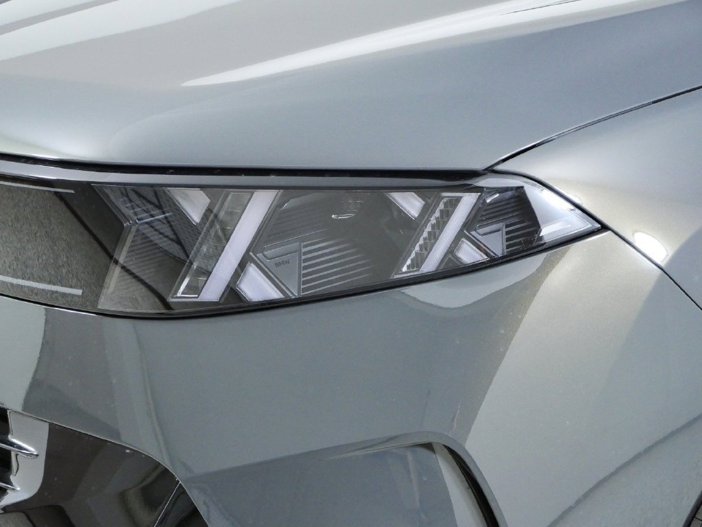 New 2027 Dravit Grey Metallic BMW  image 3