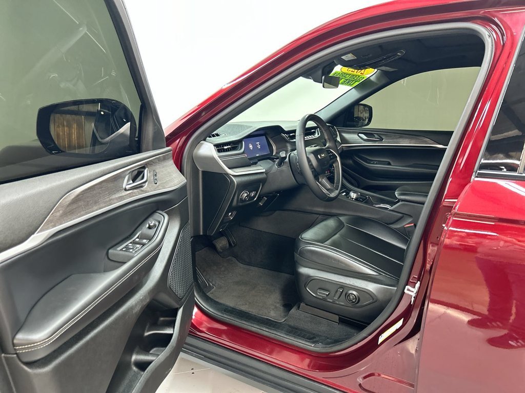 Used 2025 Velvet Jeep Limited image 13