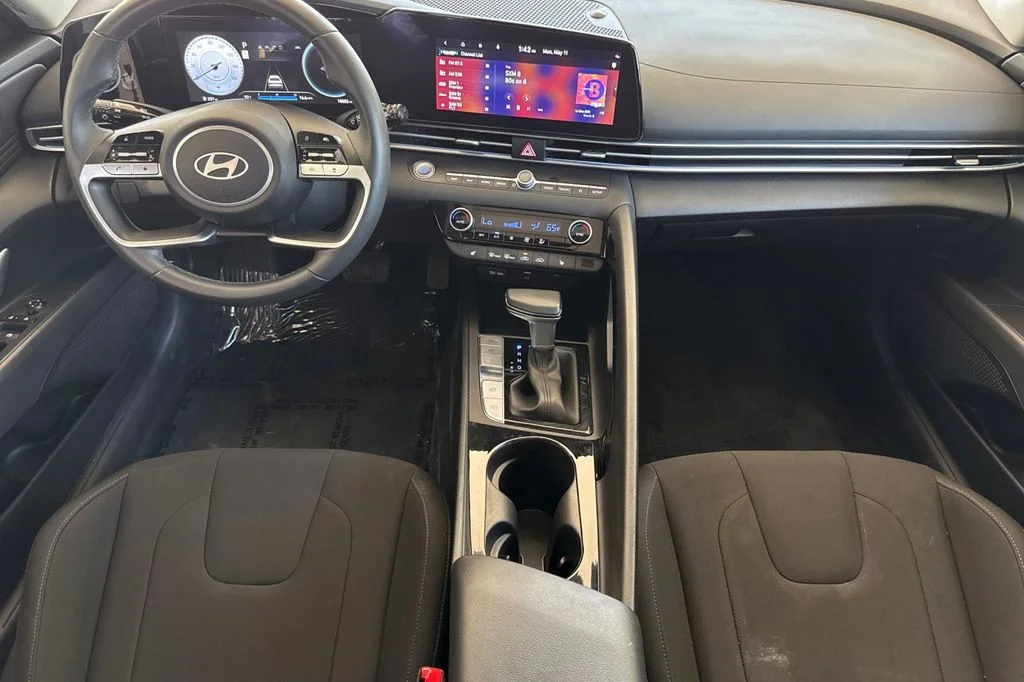 2025 Hyundai Elantra SEL - Photo 17