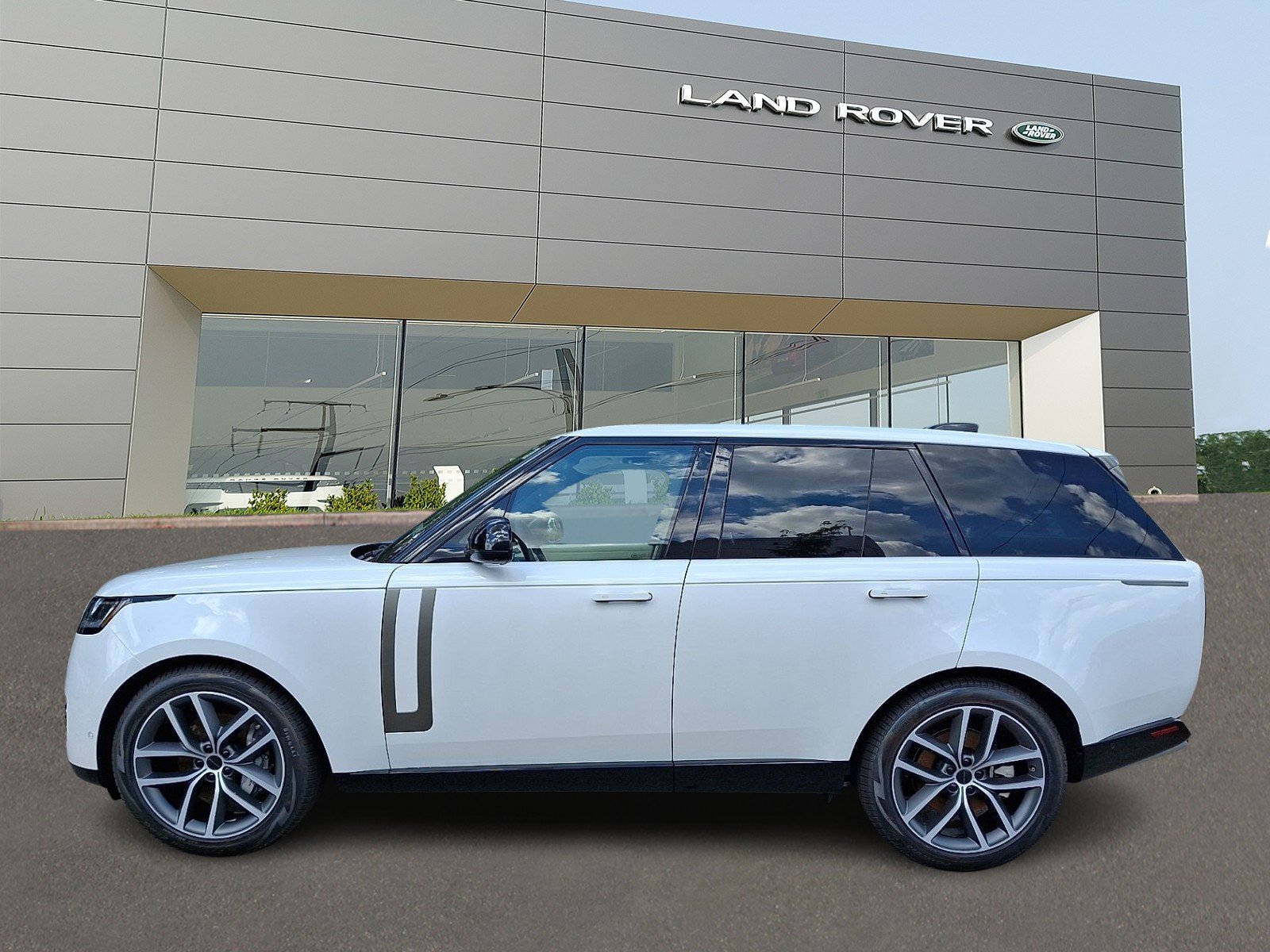 New 2026 Ostuni Pearl White Land Rover P400 SE image 6