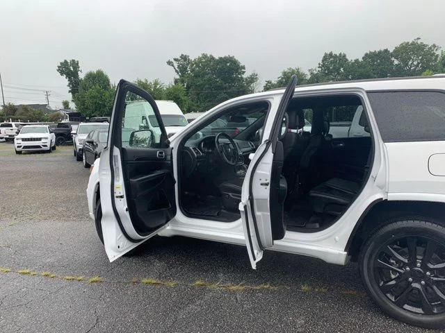 Used 2022 White Jeep Laredo X image 17