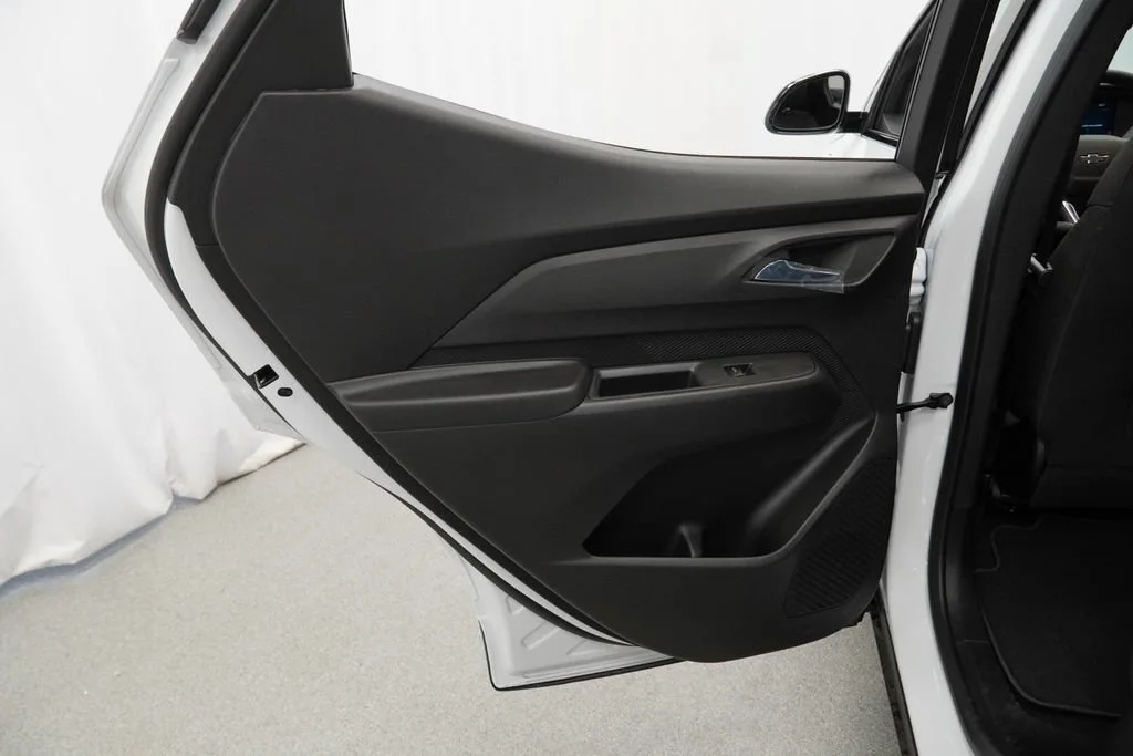 New 2027 Summit White Chevrolet LT image 23