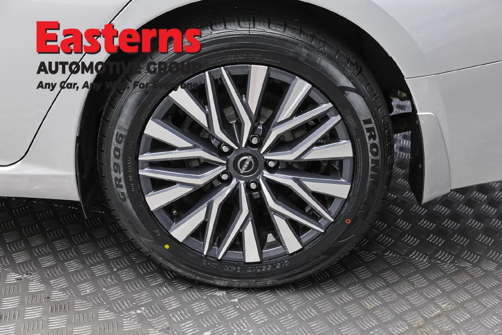 Used 2023 Silver Nissan 2.5 SV image 8