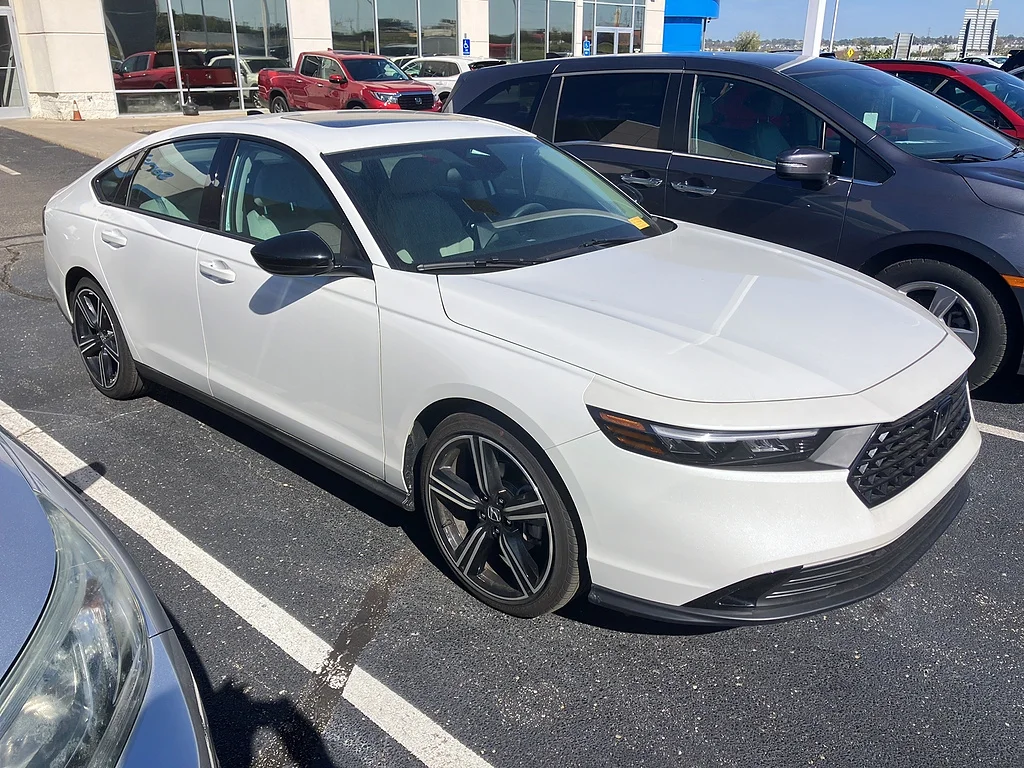 Certified Used 2026 Platinum White Pearl Honda SE image 1