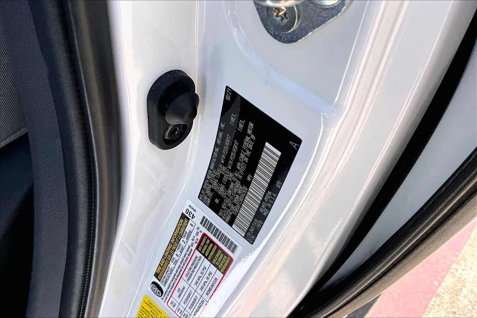 Used 2022 White Toyota LE image 34