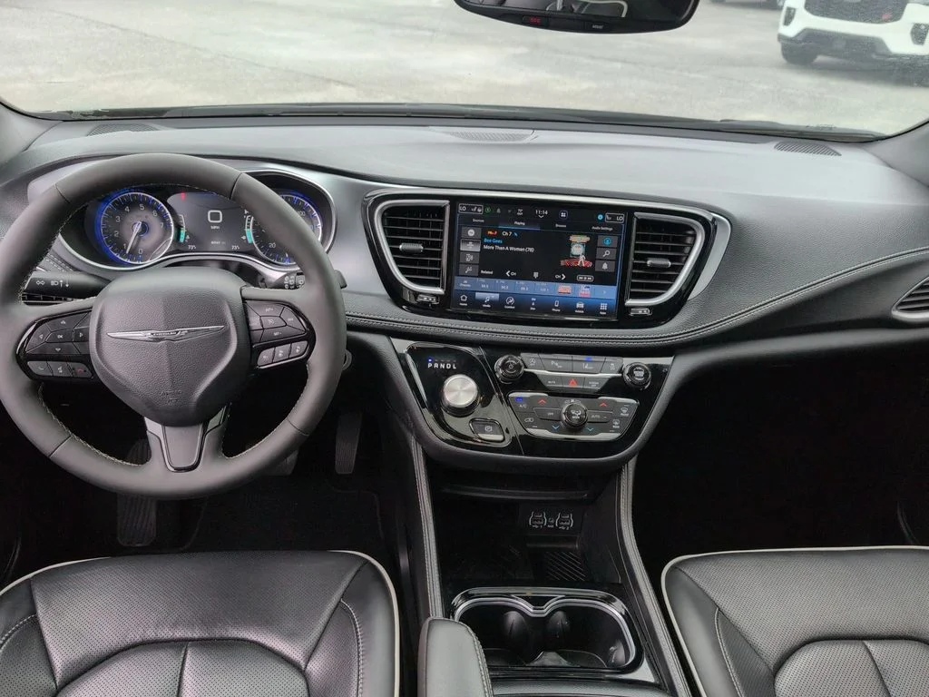 Used 2025 Black Chrysler Limited image 28